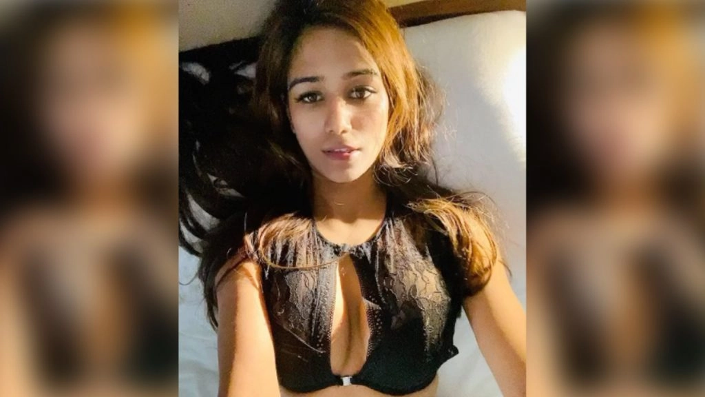 पूनम पांडे ने एक बार दिलकश तस्वीर शेयर की है 