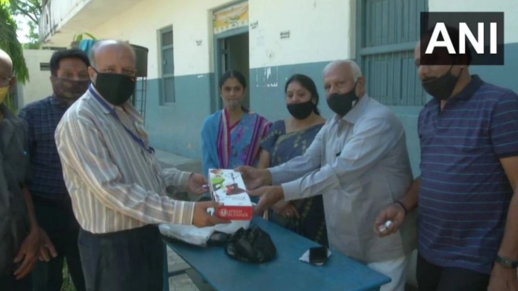 वैक्सीनेशन के लिए लोगों को प्रेरित करने का नायाब तरीका, राजकोट में वैक्सीन लेने पर दिए जा रहे हैं गोल्ड नोज पिन और हैंड ब्लैंडर