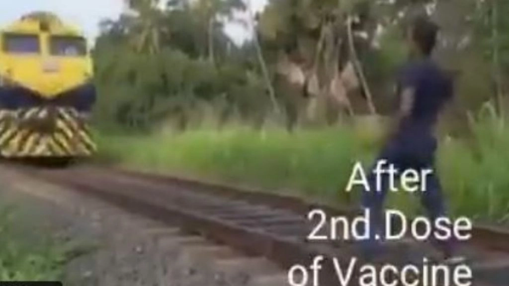 तेज रफ्तार से आ रही ट्रेन को देख उसके सामने नाचने लगा शख्स, आगे जो हुआ उसे देख दंग रह जाएंगे आप 