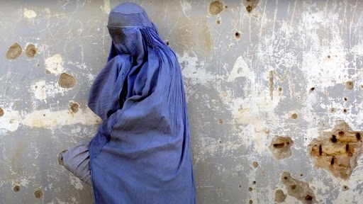 Shocking! फोन पर पुरुष से बात करने पर इस देश में महिला को सरे आम मारे गए 40 कोड़े