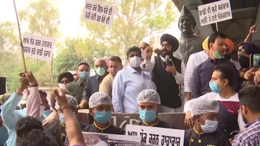 Punjab: अमृतसर में होटल, रिसॉर्ट और रेस्तरां मालिकों ने नए COVID दिशानिर्देशों के खिलाफ दिया धरना