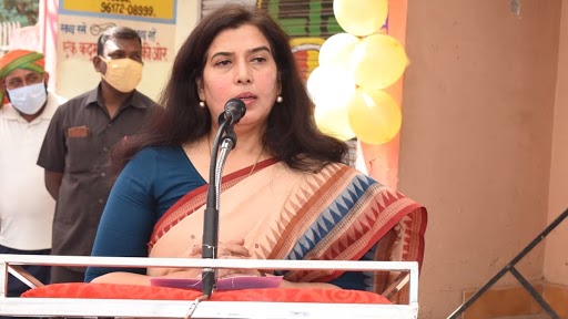 बीजेपी सांसद सरोज पांडे कोविड पॉजिटिव पायी गईं, ट्वीट कर दी जानकारी