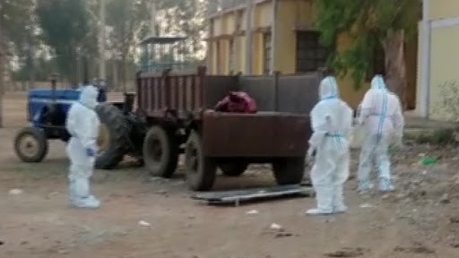 छत्तीसगढ़ में प्रसाशन की बड़ी लापरवाही, कोविड संक्रमित शव को ट्रैक्टर पर श्मशान ले जाया गया