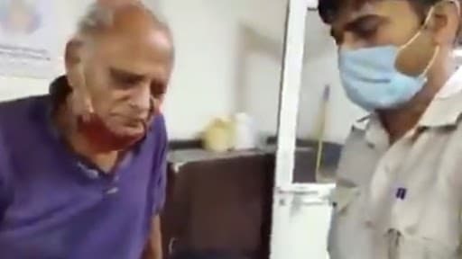 कलयुग पर कोरोनाकाल पड़ा भारी, COVID संक्रमण के डर से बेटे ने बूढ़े पिता को छोड़ा सड़क पर, देखें इमोशनल Video