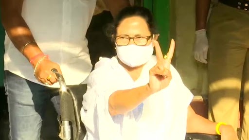 News 24-Todays Chanakya Exit Poll: पश्चिम बंगाल में ममता बनर्जी के फिर से लौटने का अनुमान, 53% जनता सरकार बदलना नहीं चाहती