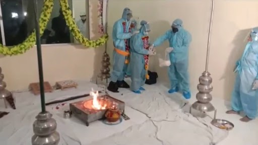 विवाह से एक दिन पहले दुल्हा पाया गया कोविड पॉजिटिव, पीपीई किट पहन लिए सात फेरे, देखें वीडियो