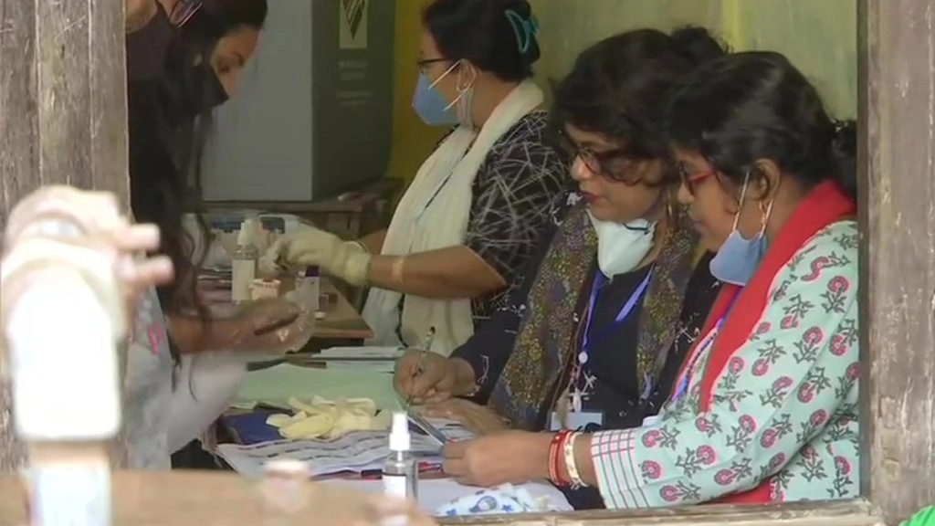 टीएमसी ने आरोप लगाया है कि कई जगहों पर उनके समर्थकों को वोट नहीं डाले दिया जा रहा है.