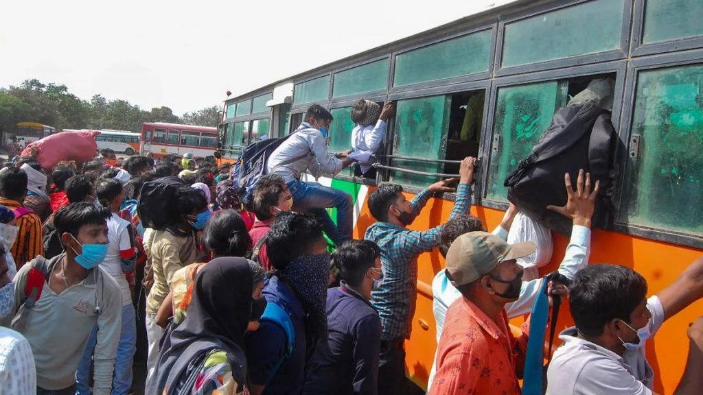   प्रवासी मजदूरों का कहना है कि लॉकडाउन लगे, इससे पहले हमलोग घर पहुंच जाना चाहते हैं.