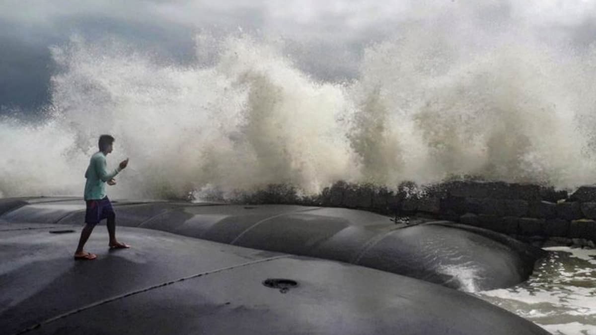 Cyclone Tauktae: IMD ने कहा- विकराल चक्रवाती तूफान में बदला ताउते