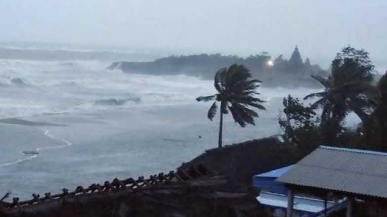 Cyclone Tauktae Live Update: चक्रवाती तूफान के चलते सुबह 11 से दोपहर 2 बजे तक के लिए बंद हुआ मुंबई एयरपोर्ट