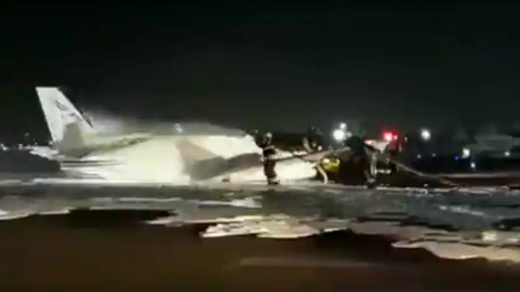 नागपुर से हैदराबाद जा रही एयर एंबुलेंस की मुंबई में कराई गई इमरजेंसी लैंडिंग