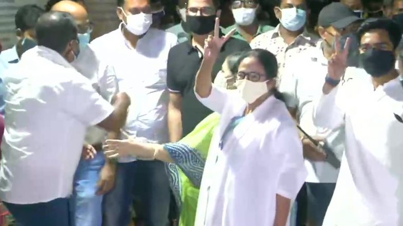 WB Elections Results 2021: पश्चिम बंगाल में TMC को मिली जीत के बाद ममता बनर्जी पूजा करने के लिए कालीघाट मंदिर गईं