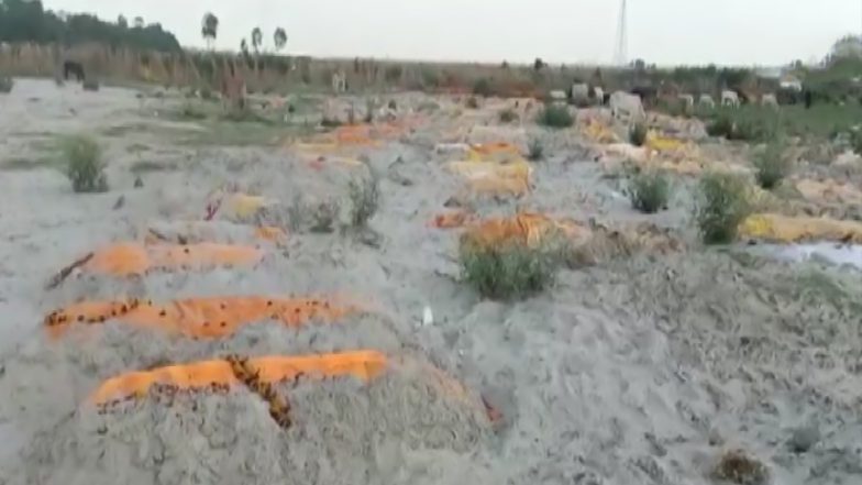 बिहार और उत्तर प्रदेश में गंगा के किनारे शव मिलने से लोगों में दहशत, उन्नाव में दिखी दफनाई गई कई लाशें
