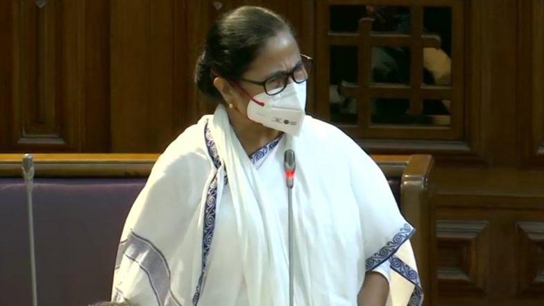 पश्चिम बंगाल की मुख्यमंत्री ममता बनर्जी ने केंद्र सरकार को आड़े हाथों लिया, कहा- पूरे देश में एक वैक्सीन कार्यक्रम होना चाहिए