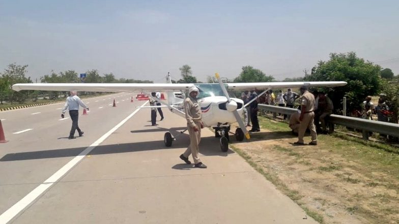 Yamuna Expressway पर विमान की हुई इमरजेंसी लैंडिंग, हरियाणा के नारनौल से अलीगढ़ जा रहा था एयरक्राफ्ट, देखें VIDEO