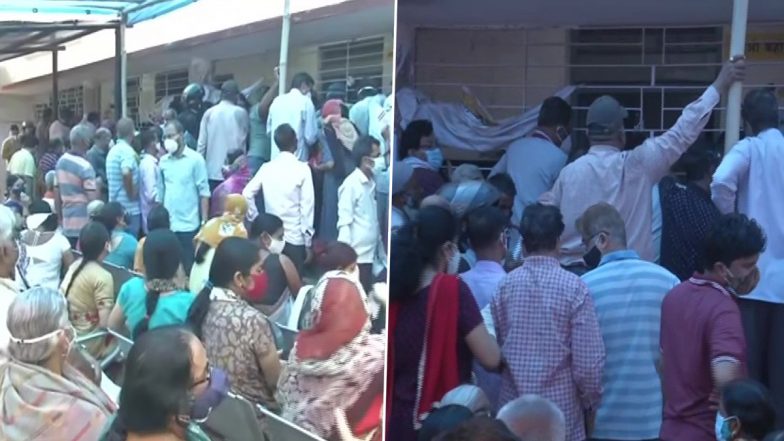 Bihar: पटना के न्यू गार्डिनर रोड हॉस्पिटल के वैक्सीनेशन सेंटर में लोगों ने किया कोरोना के नियमों का उल्लंघन