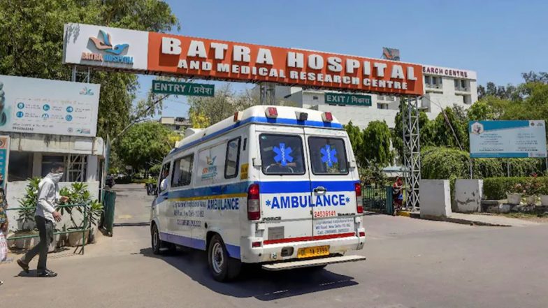 दिल्ली के बत्रा अस्पताल में ऑक्सीजन की कमी के कारण डॉक्टर समेत 12 कोरोना मरीजों की मौत