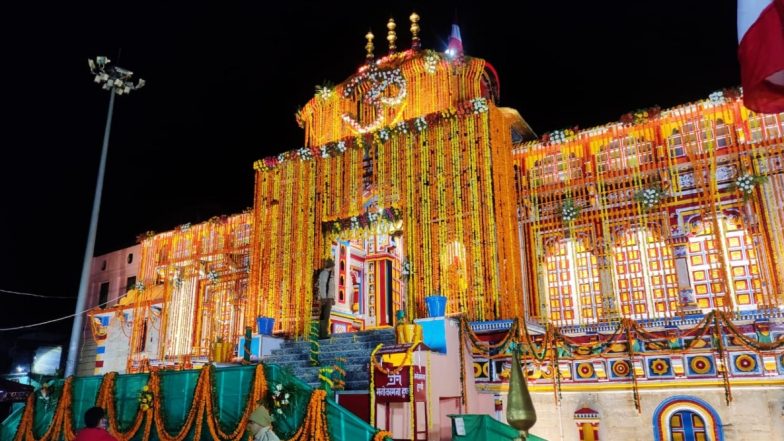 Uttarakhand: दिवाली के महापर्व पर बद्रीनाथ मंदिर को 10 क्विंटल फूलों से सजाया गया, देखें वीडियो