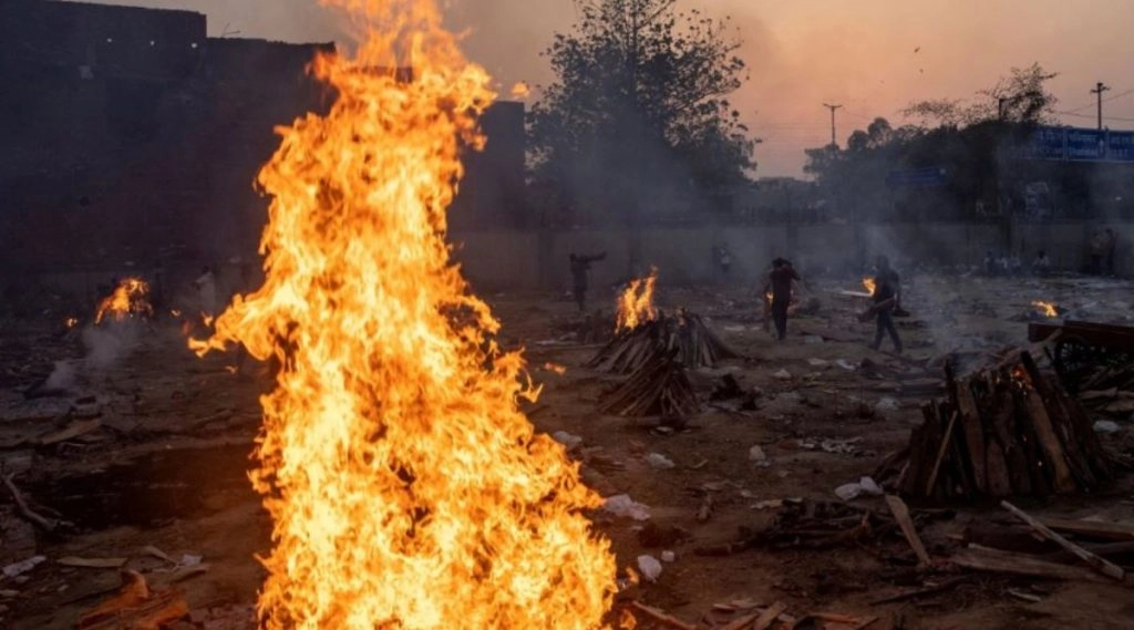 बलिया: टायर और पेट्रोल डालकर लावारिस शव का किया गया अंतिम संस्कार 