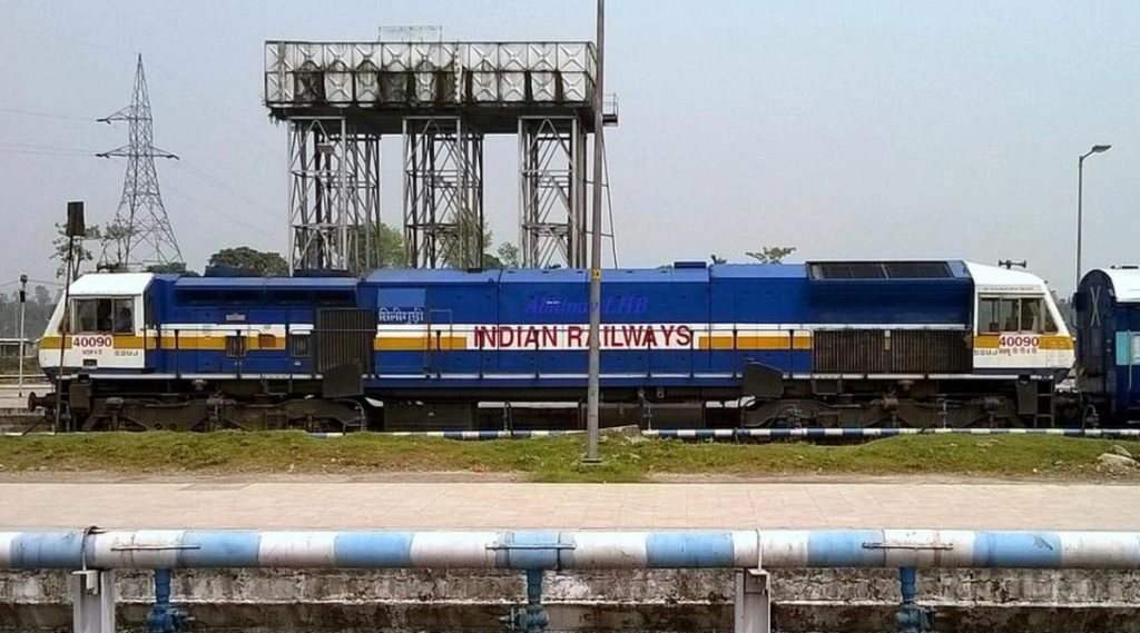 हटिया-राउरकेला ट्रेन का इंजन पटरी से उतरकर नदी में लुढ़का, बाल-बाल बचे यात्री