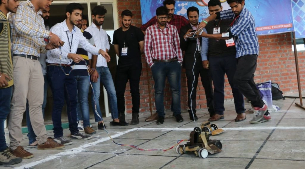 अब हिंदी समेत इन 8 भाषाओं में होगी इंजीनियरिंग की पढ़ाई