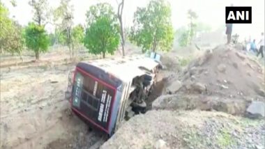 छत्तीसगढ़ के गुमगा में यात्रियों से भरी बस खाई में गिरी, 10-15 लोग घायल