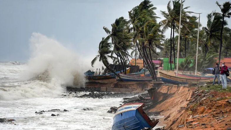 Cyclone Tauktae: गुजरात की ओर खतरनाक रफ्तार से बढ़ रहा चक्रवाती तूफान 'तौकते', मुंबई में तेज हवा के साथ बारिश