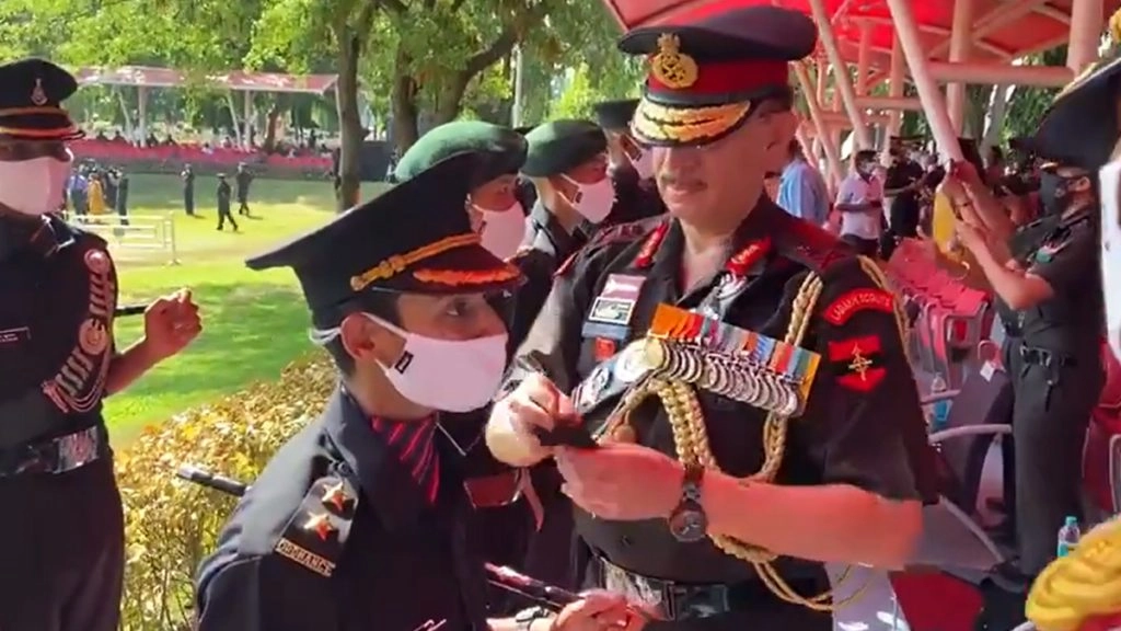 पुलवामा में शहीद सैन्यकर्मी की पत्नी निकिता कौल सेना में शामिल, लेफ्टिनेंट जनरल ने उनके कंधे पर लगाए स्टार