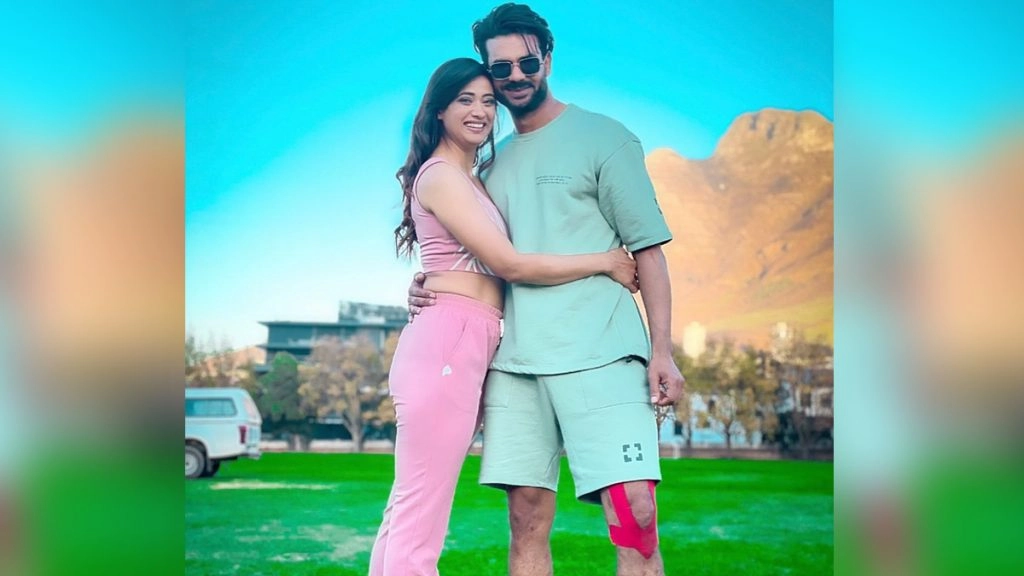 विशाल आदित्य सिंह संग पोज करती दिखीं श्वेता तिवारी, देखें 'तिवारी और बिहारी' की ये दिलचस्प तस्वीर