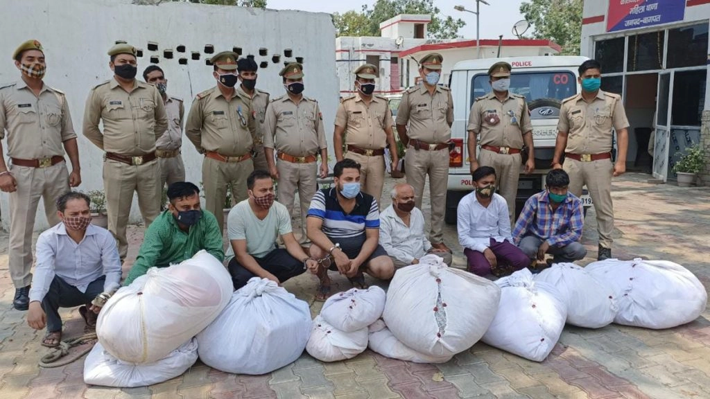 यूपी  के बागपत में मृतकों के शवों से कफन चुराकर बेचने वाले गिरोह का भंडाफोड़,  7 गिरफ्तार 