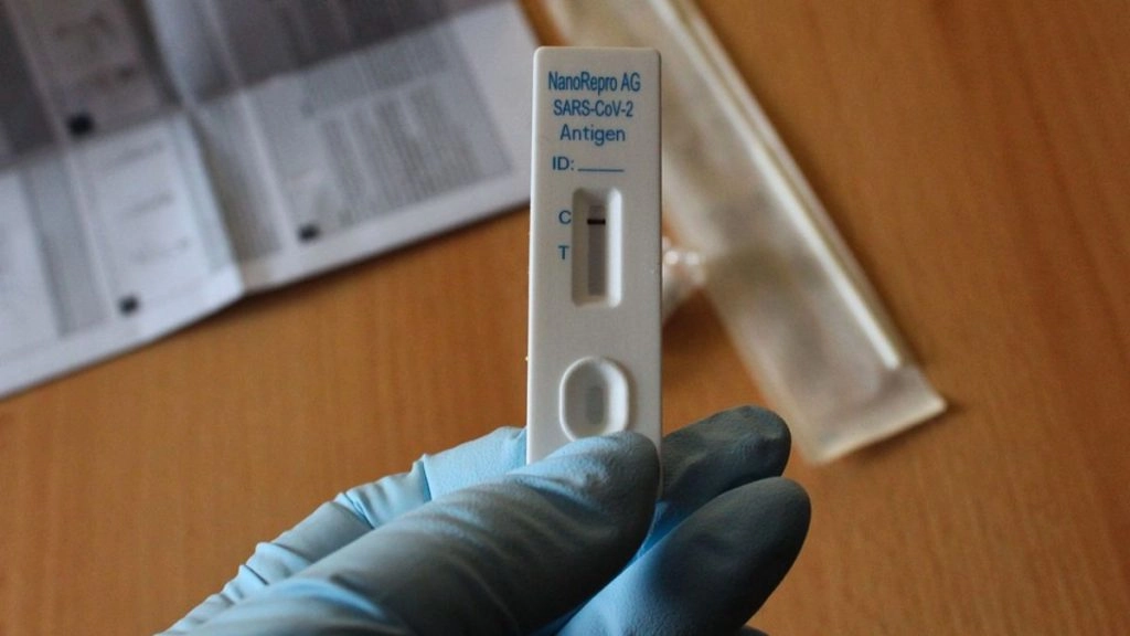 COVID-19 Test At Home: घर पर ऐसे करें कोरोना वायरस टेस्ट, परीक्षण के दौरान रखें इन बातों का ख्याल