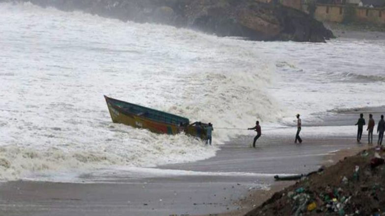 बंगाल की खाड़ी के ऊपर बना कम दबाव का क्षेत्र तमिलनाडु और आंध्र प्रदेश के बीच के तट से गुजरा