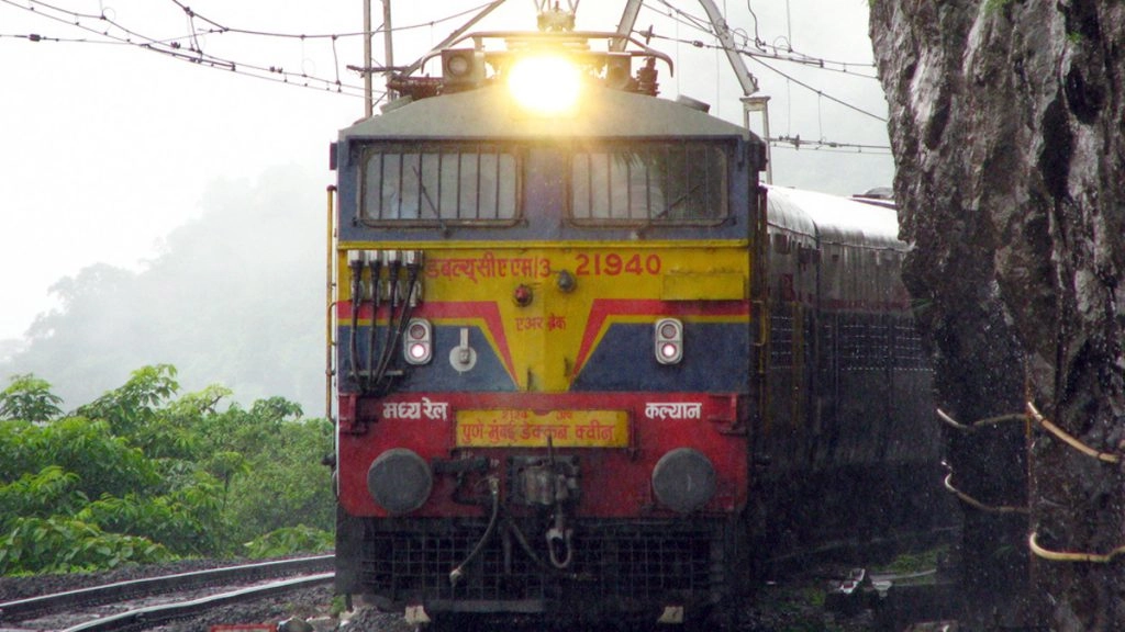 ईयरफोन लगाकर पबजी गेम खेलते हुए पटरी पार कर रहे दो किशोर ट्रेन की चपेट में आए