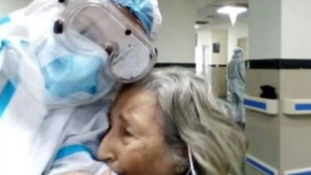 कोलकाता: COVID-19 को मात देने के बाद 75 वर्षीय महिला हुई भावुक, डॉक्टर को लगाया गले (See Viral Pics)