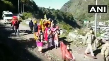 उत्तराखंड: भगवान केदारनाथ की पंचमुखी डोली ऊखीमठ के ओंकारेश्वर मंदिर से हुई केदारनाथ धाम के लिए रवाना (Watch Video)