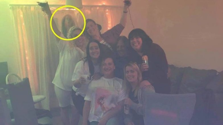 Ghostly Figure: ग्रुप फोटो में भूतिया आकृति देख उड़ी महिला के रातों की नींद, सोशल मीडिया पर डरावनी तस्वीर हुई वायरल