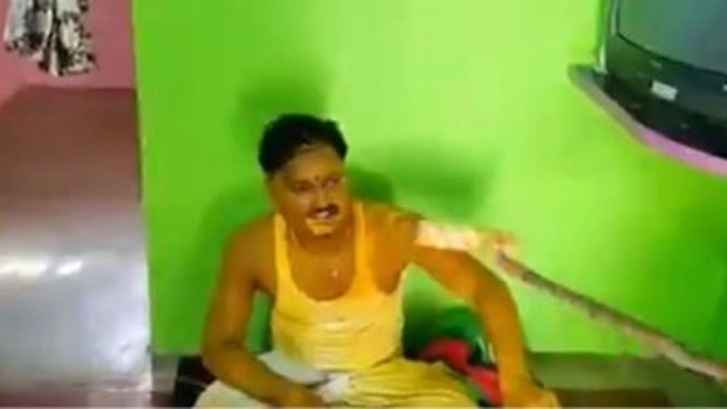 हल्दी की रस्म में दूल्हे ने सोशल डिस्टेंसिंग का निकाला अनोखा तरीका, गजब के जुगाड़ को देख हैरान हुए लोग