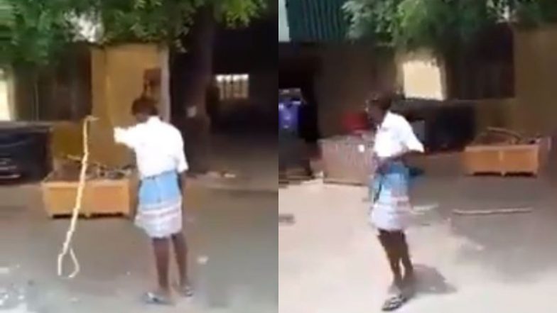 लुंगी का ऐसा इस्तेमाल क्या आपने कभी देखा है? Viral Video में देखें कैसे शख्स ने सांप को पकड़ने के लिए किया इसका उपयोग