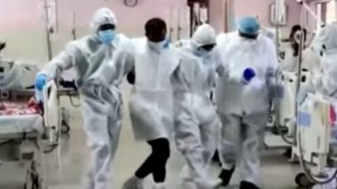 कोरोना संक्रमित मरीजों के चेहरे पर मुस्कान लाने के लिए डॉक्टरों व नर्सों ने किया डांस, ओडिशा के एक अस्पताल से सामने आया वीडियो (Watch Viral Video)
