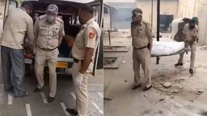 बेटी की शादी को टालकर अपना फर्ज निभा रहे हैं दिल्ली पुलिस के ASI, श्मशान में ड्यूटी करते हुए अब तक किया 1100 शवों का अंतिम संस्कार (Watch Viral Video)