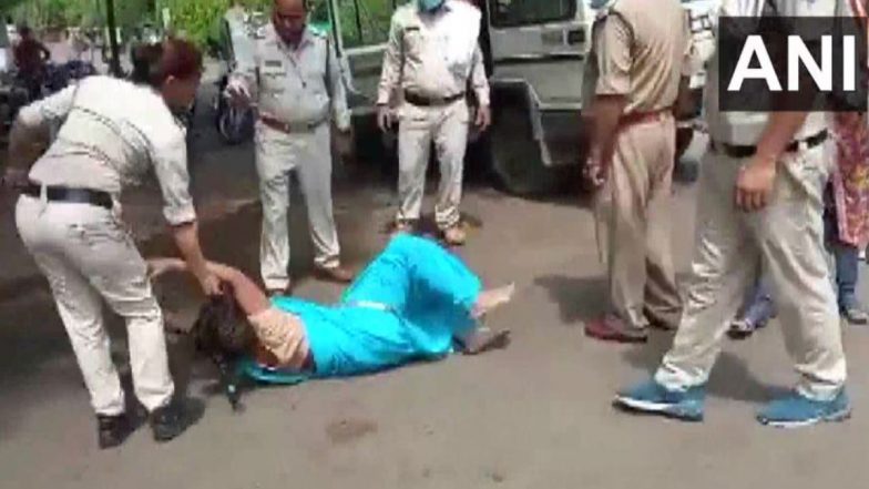 मध्य प्रदेश: मास्क न पहनने पर महिला पुलिसकर्मी द्वारा महिला की पिटाई का वीडियो हुआ वायरल, मामले में दो कर्मी निलंबित