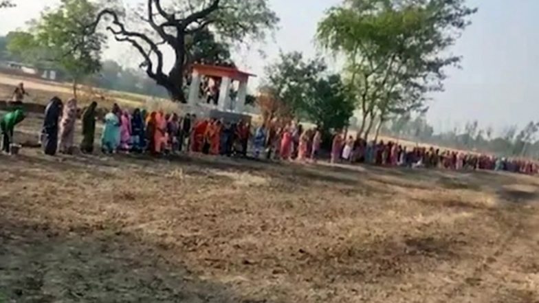 Uttar Pradesh: यूपी के गांवों में महिलाओं ने COVID-19 को दूर करने के लिए की 'कोरोना माई' की पूजा