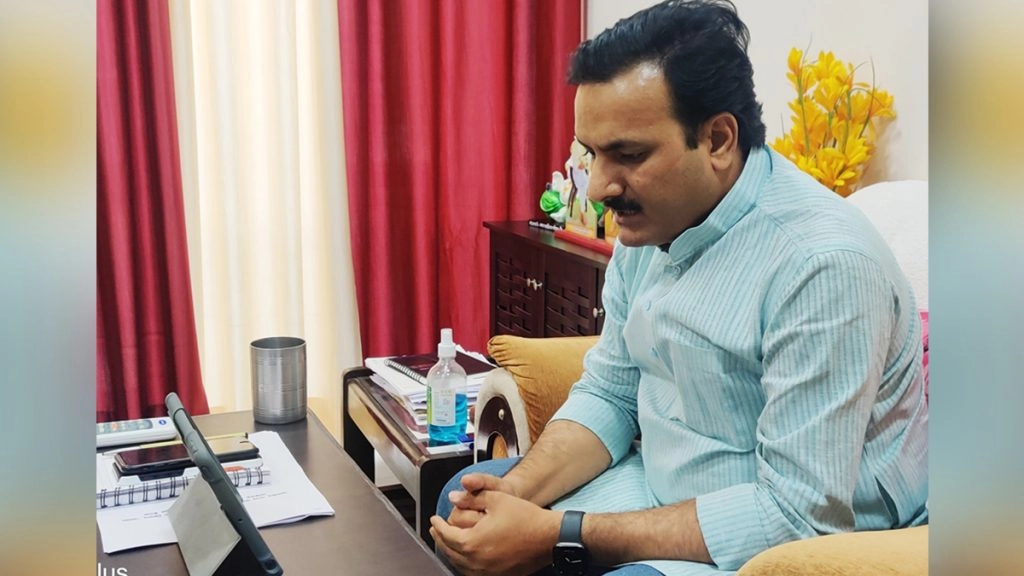 यूपी के बेसिक शिक्षा मंत्री सतीश द्विवेदी के भाई ने असिस्टेंट प्रोफेसर के पद से दिया इस्तीफा