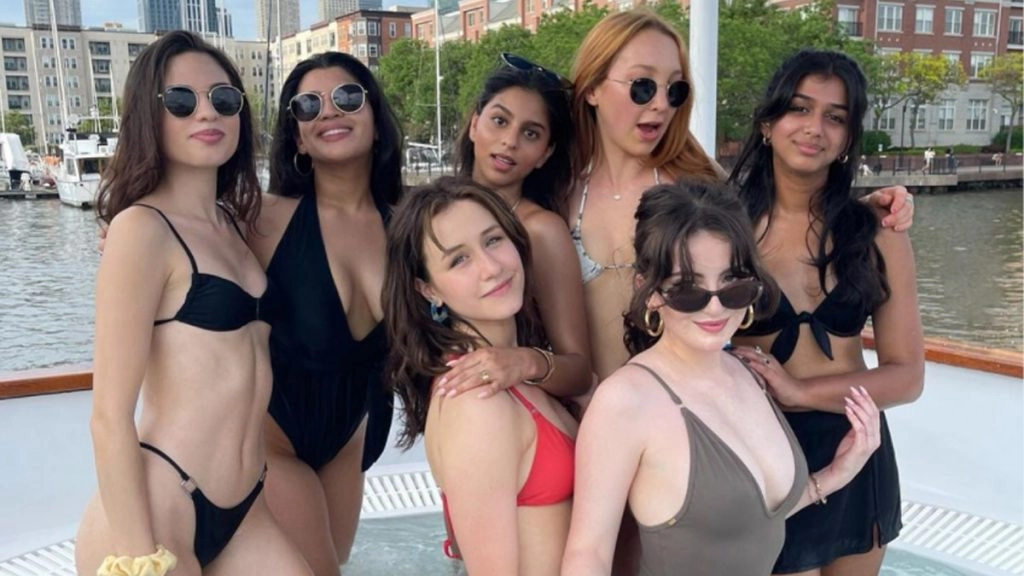 शाहरुख खान की बेटी सुहाना खान ने अपनी गर्लफ्रेंड्स संग एन्जॉय किया पूल डेट, देखें हॉट फोटोज