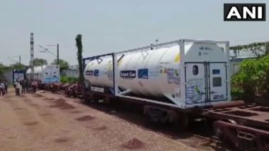 पश्चिम बंगाल: दिल्ली को तरल चिकित्सा ऑक्सीजन प्रदान करने के लिए दुर्गापुर से दिल्ली के लिए ऑक्सीजन एक्सप्रेस पर लादे गए ऑक्सीजन टैंक