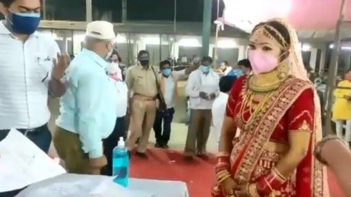 चुनाव जीतने की खुशी में महिला ने रोकी शादी, उसके बाद जो हुआ...देखें वीडियो  