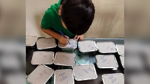 COVID मरीजों के लिए अपनी मां द्वारा बनाए गए खाने के डिब्बों पर छोटे लड़के ने लिखा ये प्यारा नोट, नेटीजन्स का जीता दिल