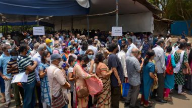 COVID-19: अहमदाबाद में टीकाकरण केंद्रों में वैक्सीन की कमी, भीड़ से अफरातफरी