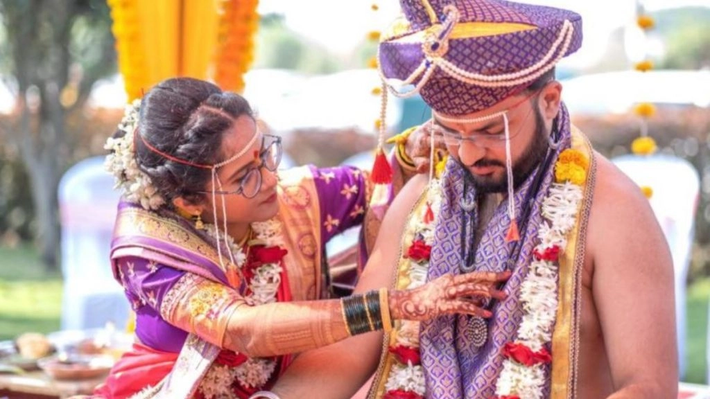 अनोखी शादी! मंडप में जब दुल्हन ने अपने दूल्हे को पहनाया मंगलसूत्र, समारोह में शामिल लोगों के उड़े होश