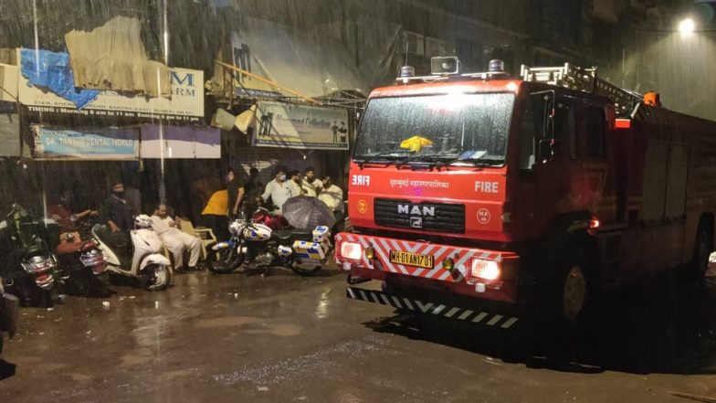 Mumbai: बांद्रा में इमारत का हिस्सा गिरा, एक की मौत, पांच लोग हुए घायल
